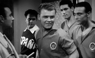 Los futbolistas del Barça Ladislao Kubala (c), Joan Segarra (2d) y Gustau Biosca (d) en una escena de la película 'Los ases buscan la paz'