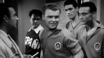 Los futbolistas del Barça Ladislao Kubala (c), Joan Segarra (2d) y Gustau Biosca (d) en una escena de la película 'Los ases buscan la paz'