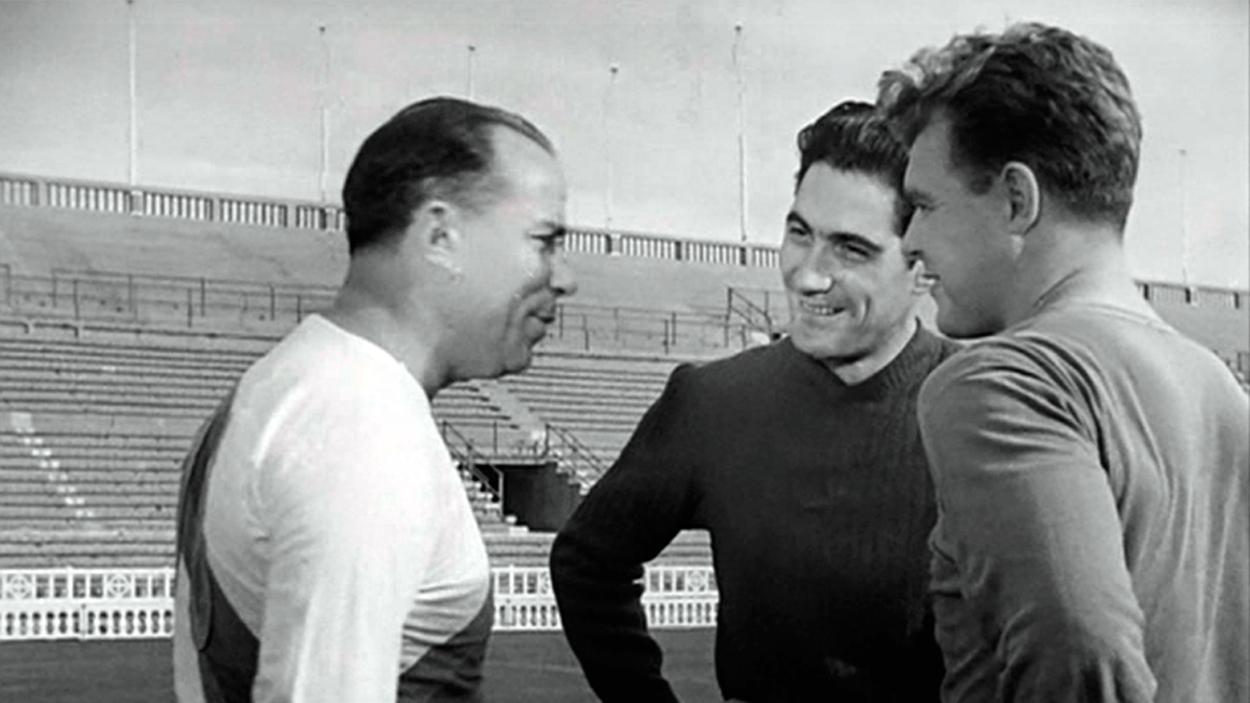 El exjugador Pepe Samitier (i) y los futbolistas del FC Barcelona Antoni Ramallets (c) y Ladislao Kubala (d) en una escena de la película 'Los ases buscan la paz'