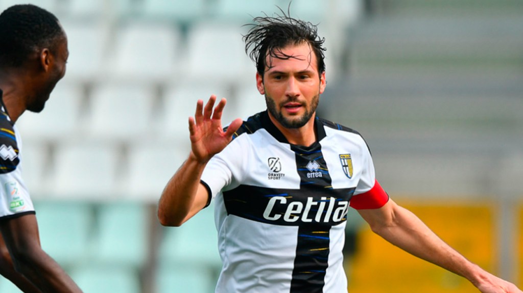 Dos futbolistas del Parma con su característico uniforme / PARMA