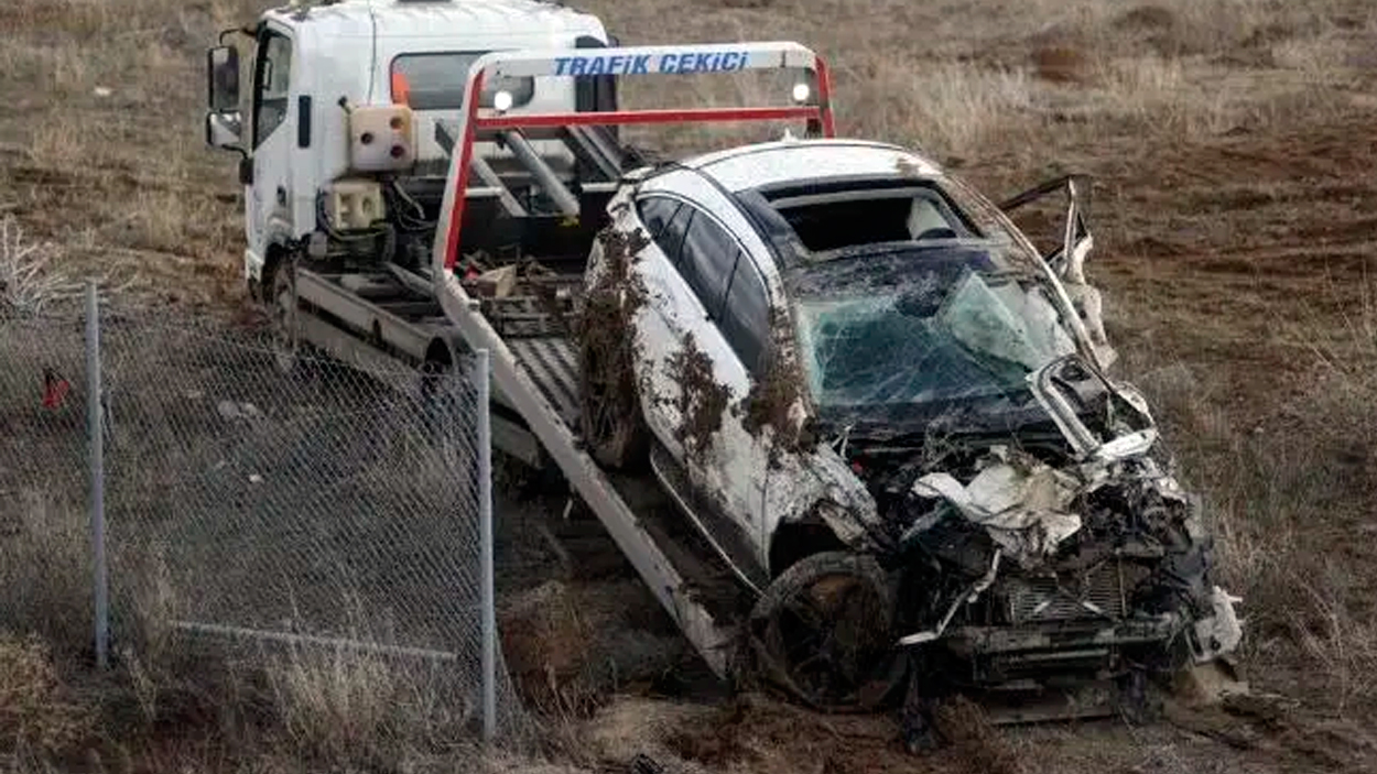 El coche destrozado de Ahmed Çalik tras sufrir un accidente mortal