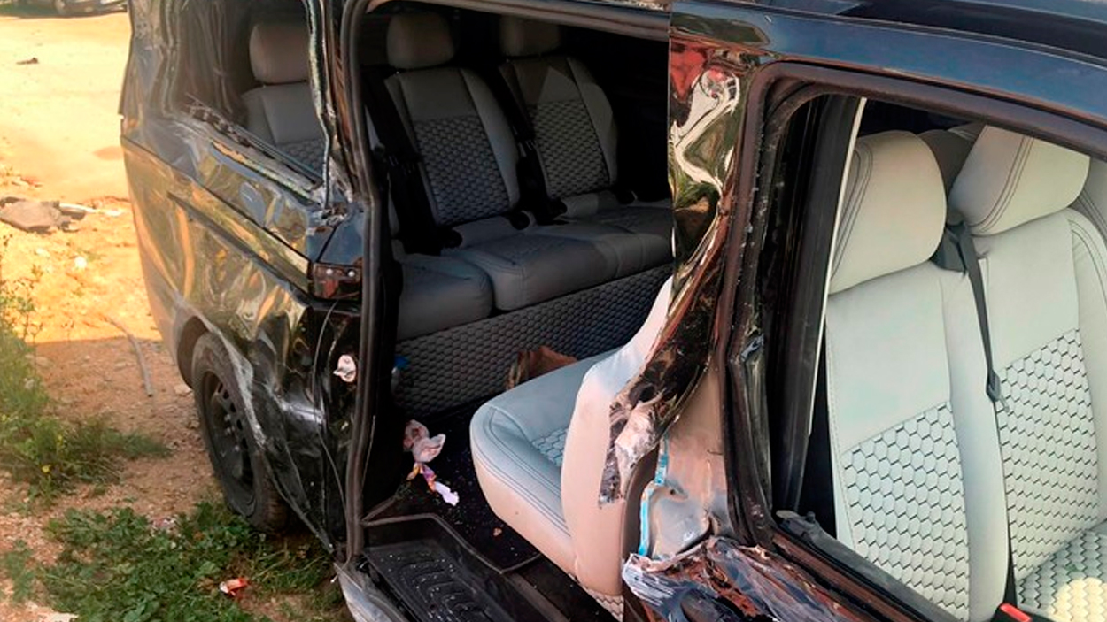 El minibus dañado donde Josef Sural perdió la vida