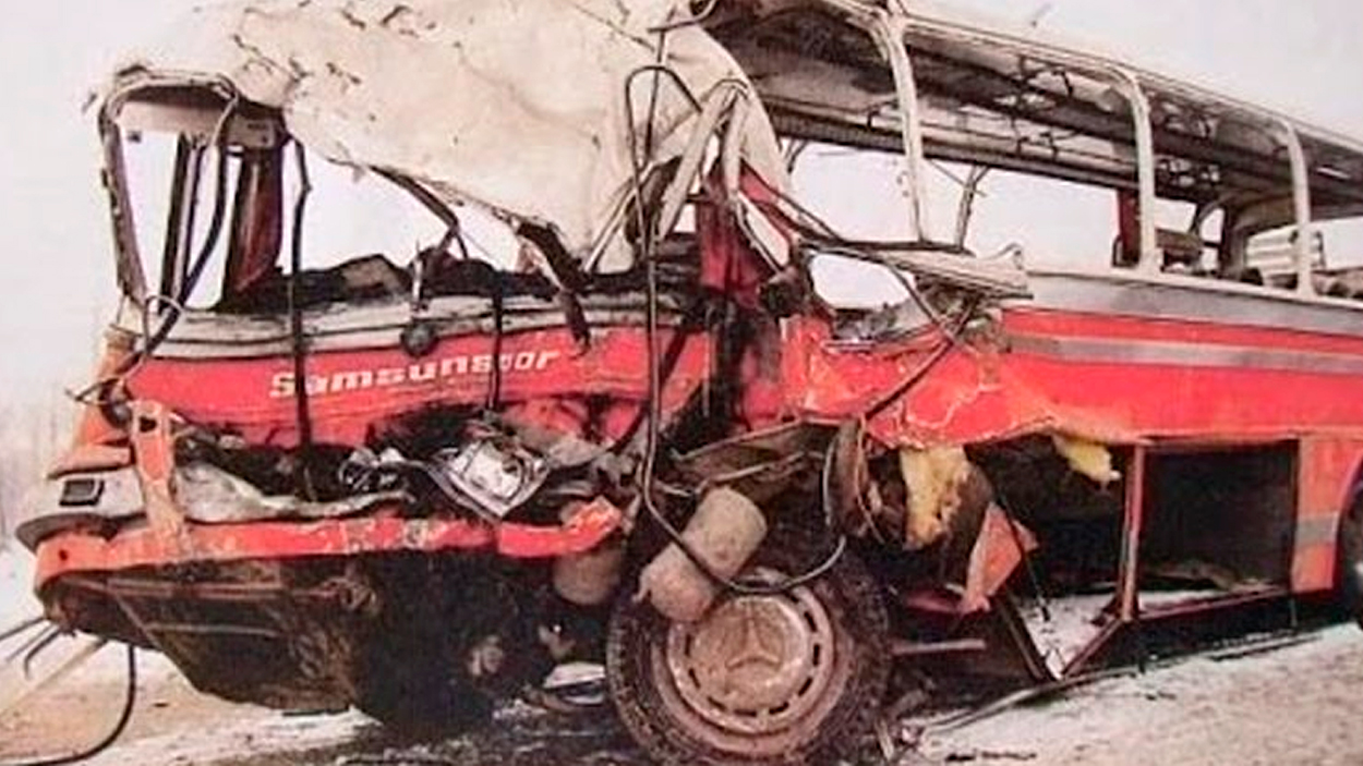 El autobús del Samsunspor, destrozado tras sufrir un accidente