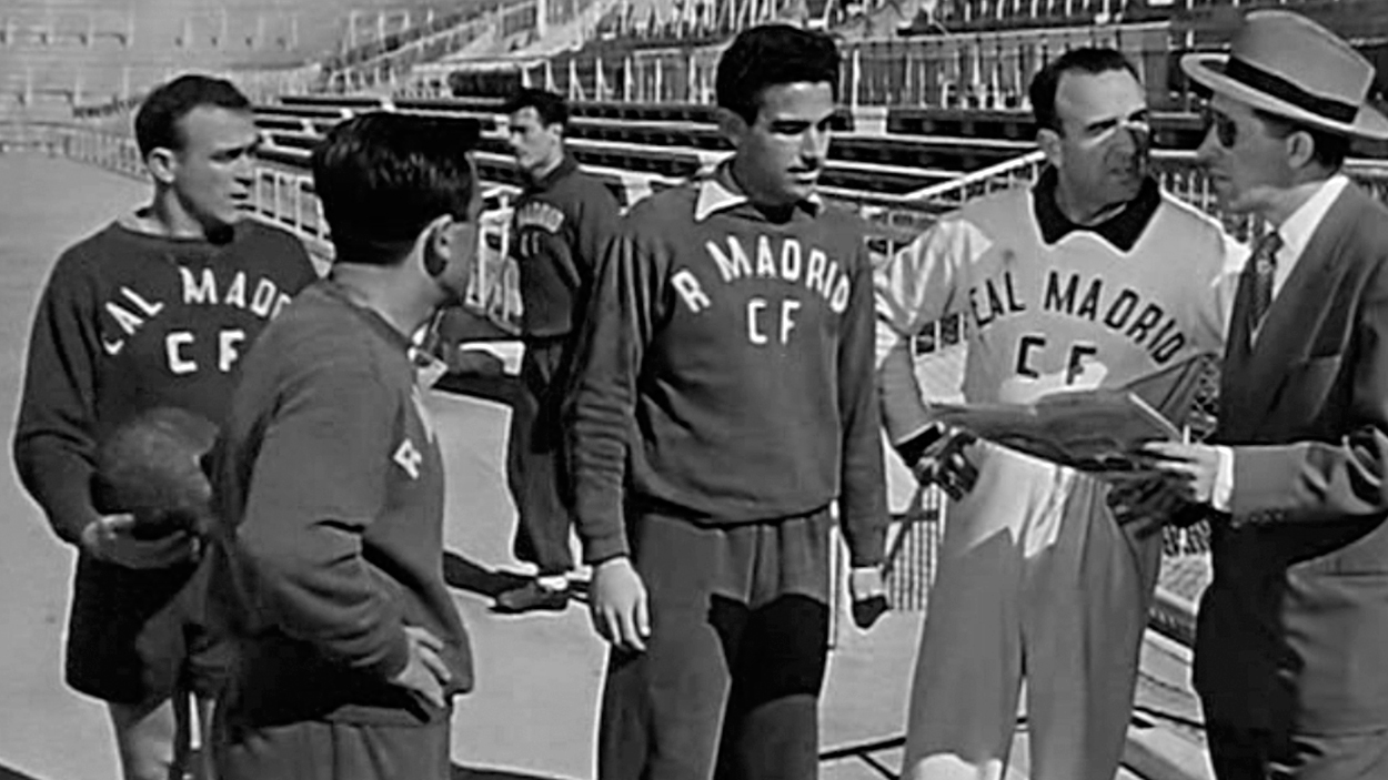 Alfredo Di Stéfano (izquierda), en el filme 'Once pares de botas'