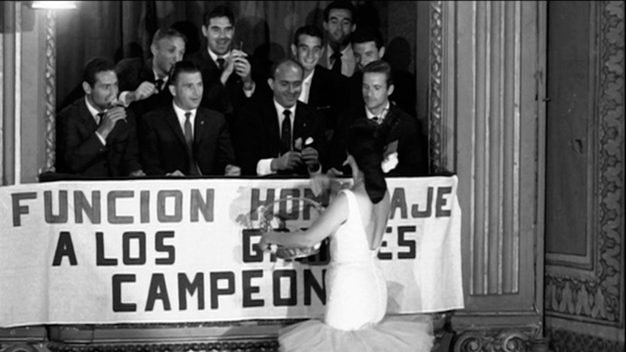 En primera fila, y de izquierda a derecha, los futbolistas del Real Madrid Paco Gento, Ferenc Puskas y Alfredo Di Stéfano en la película 'La batalla del domingo'
