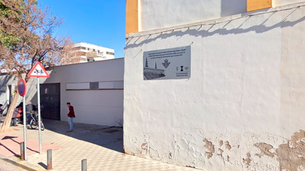 Placa en recuerdo del campo del Patronato Obrero, que fue casa del Betis en Primera División / GOOGLE STREET VIEW