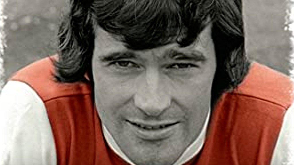 Peter Storey con la camiseta del Arsenal