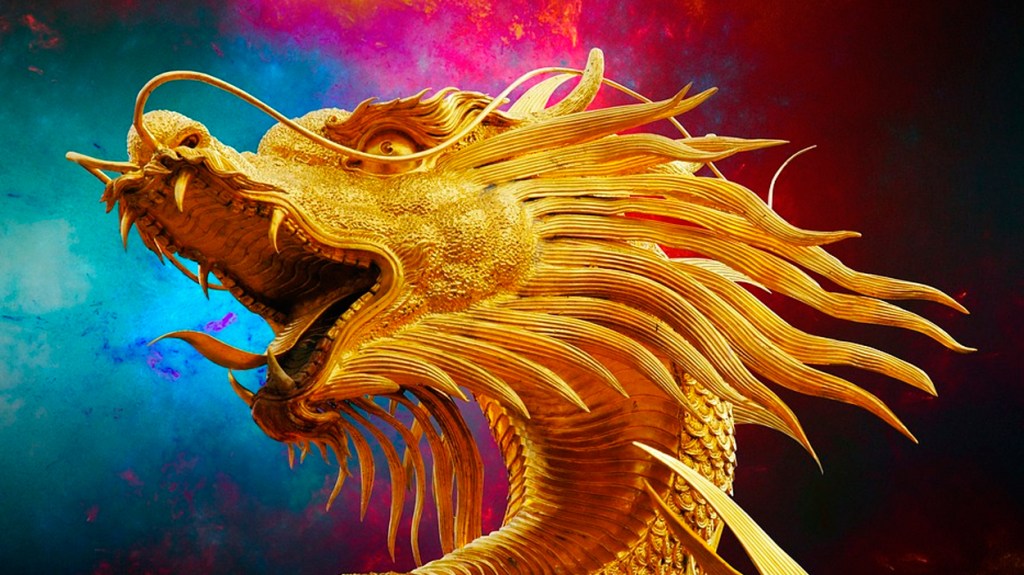 Estatua dorada de un dragón