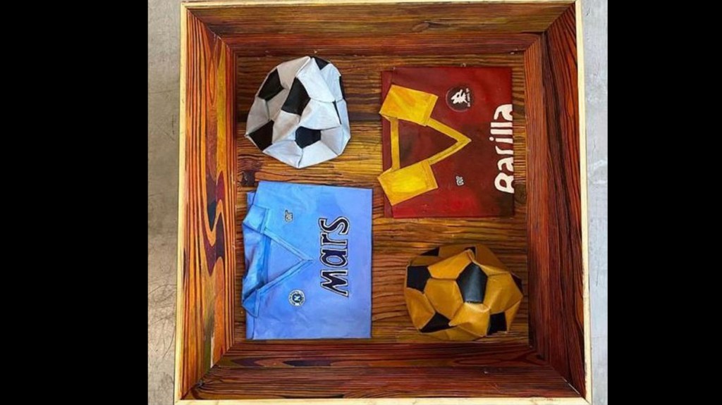 Cajón con camisetas y balones pinchados, de Mariana López / CEDIDA