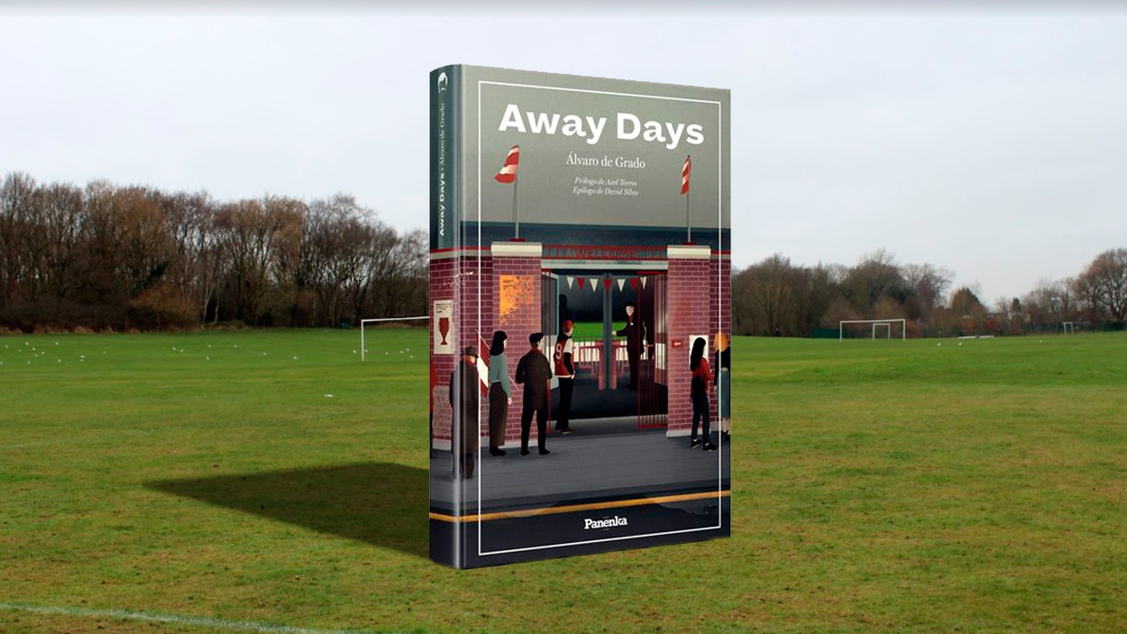 El libro 'Away Days', de Álvaro de Grado, en el campo del Cavaliers de Mánchester / FOTOMONTAJE DE PdF
