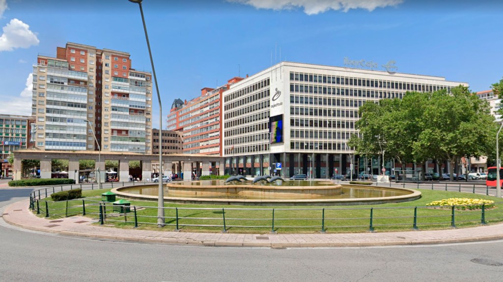 Burgos - Fuente de los Delfines / GOOGLE STREET VIEW