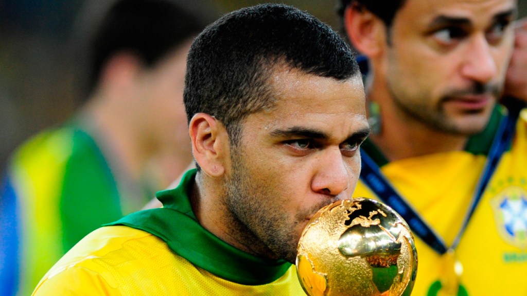 Dani Alves besa el trofeo de la Copa del Mundo / AGENCIA BRASIL