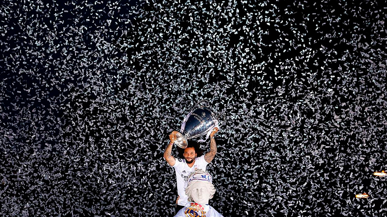 Marcelo levanta la decimocuarta Champions del Real Madrid en Cibeles / REAL MADRID