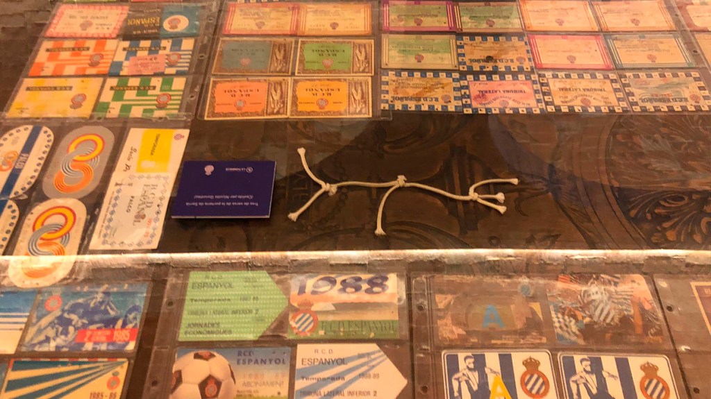 Un trozo de la red de las porterías de Sarrià y algunas entradas de partidos / PdF