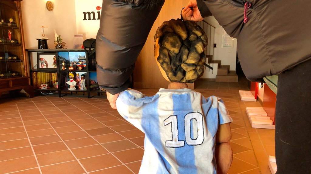Títere de Maradona de espaldas en el MIT-Teia Moner / PdF