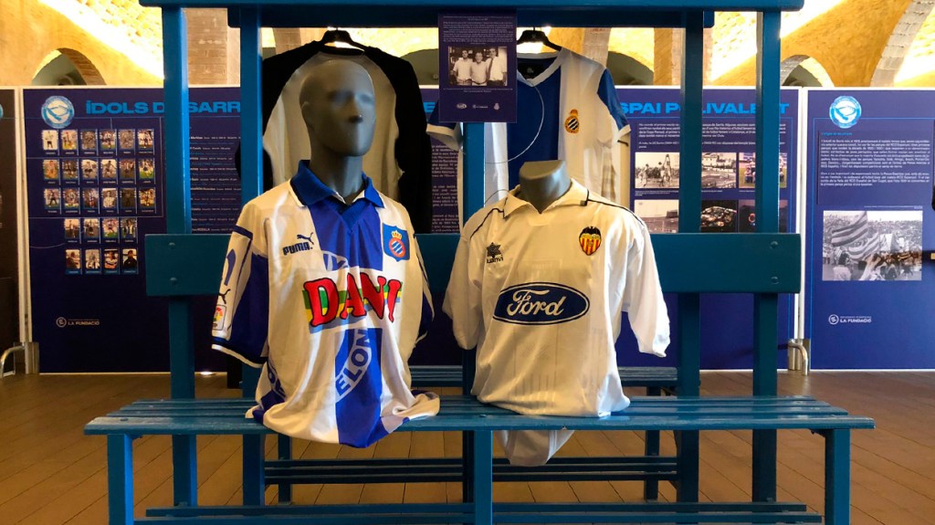 Las camisetas del Espanyol y del Valencia utilizadas en el último partido en Sarrià / PdF