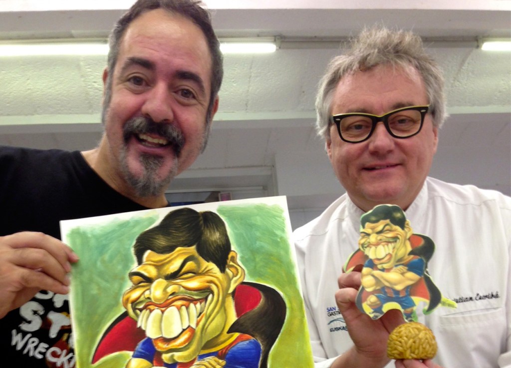 El dibujante Joan Vizcarra (i) y el pastelero Christian Escribá (d) posan con la caricatura de Luis Suárez / CEDIDA