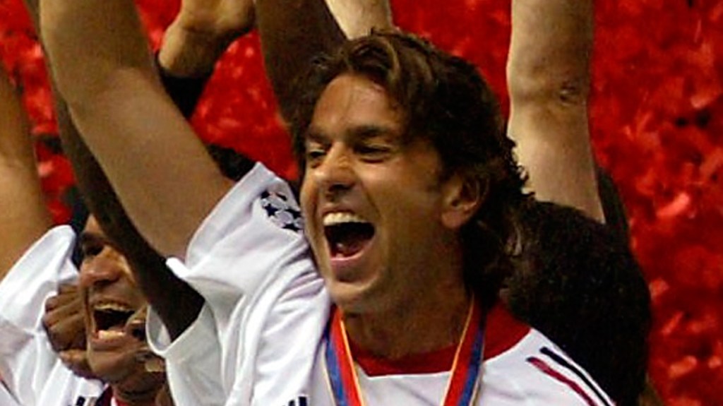 El defensa Alessandro Costacurta celebra una Champions con el Milan / SOCCER ILLUSTRATED