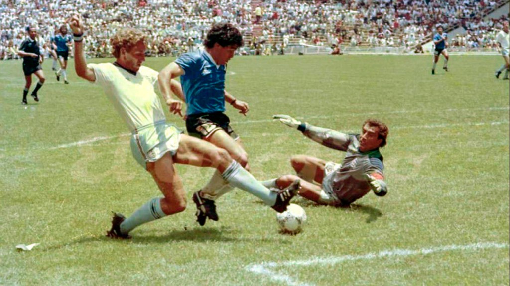Peter Shilton batido por Diego Maradona en el Mundial 1986 / 'EL GRÁFICO'
