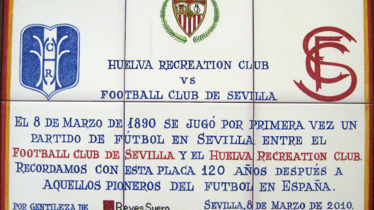 Placa conmemorativa de los 120 años del primer partido de fútbol de España, disputado entre el Club de Football de Sevilla y el Huelva Recreation Club