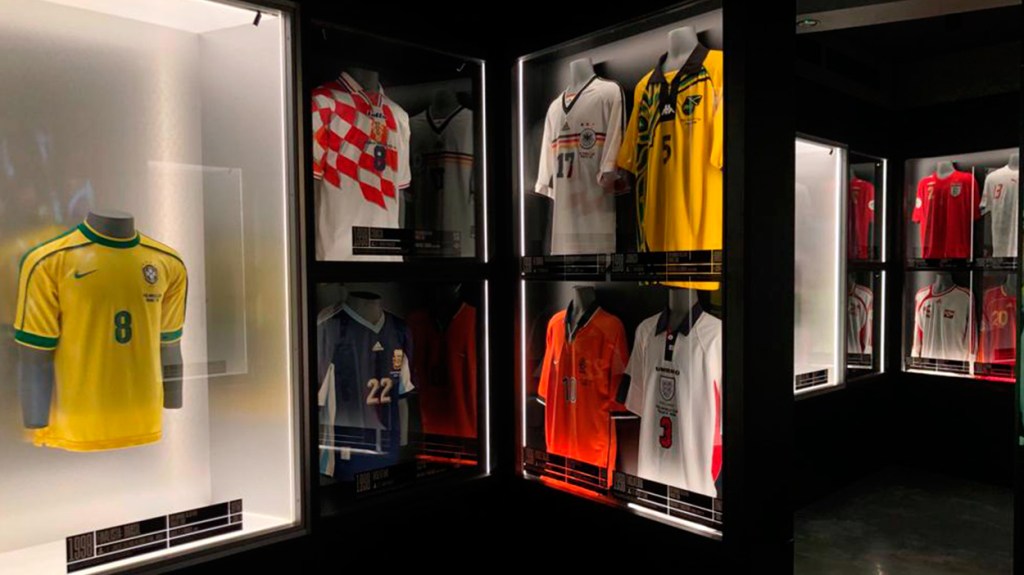 Camisetas de las selecciones en los Mundiales expuestas en Legends / GERARD MATEO