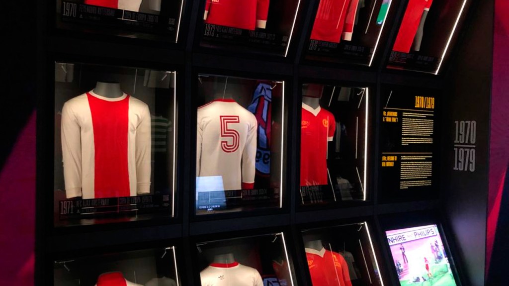 Camisetas de los campeones de la Copa de Europa y la Champions League expuestas en Legends / GERARD MATEO