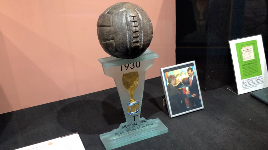 Balón oficial de la final del Mundial de fútbol de 1930, expuesto en el Museo de la selección española / PdF