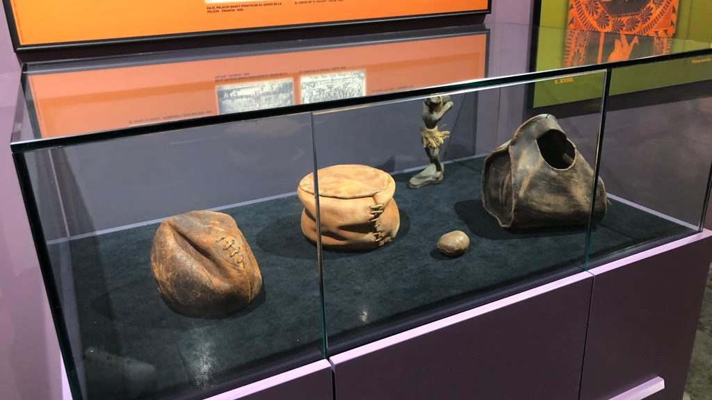 Tres tipos de balón utilizados en el fútbol antiguo, expuestos en el Museo de la selección española, en Las Rozas / PdF