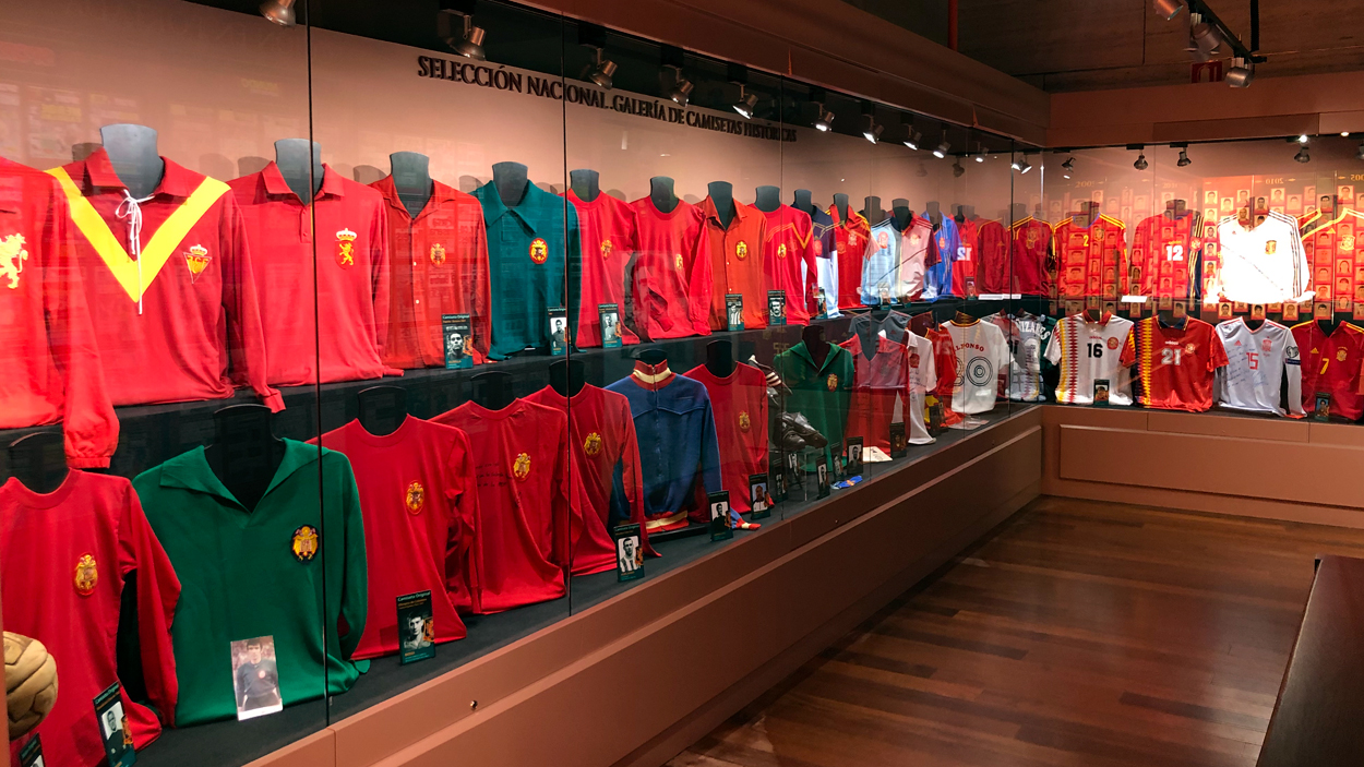 Galería de camisetas históricas de la selección española de fútbol, expuestas en el Museo de la RFEF / PdF