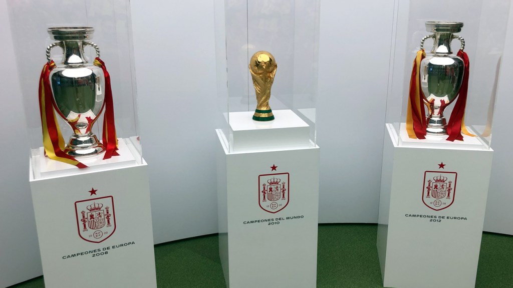 El trofeo del Mundial de fútbol de 2010, entre las Eurocopas del 2008 y 2012 / PdF