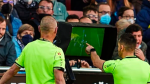 El árbitro de fútbol va a consultar una jugada polémica al VAR, sistema de videoarbitraje