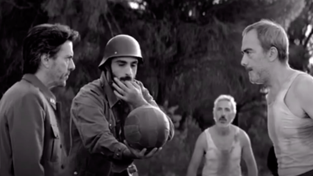 Inicio del partido de fútbol de 'Intermedio', ambientado en la guerra civil española / 'INTERMEDIO'