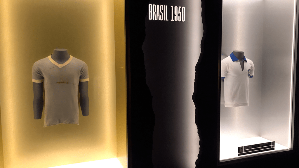 Camisetas de Uruguay y Brasil en el Mundial de Fútbol de 1950 expuestas en Legends, Madrid / PdF