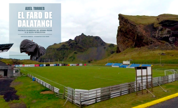 'El faro de Dalatangi', de Axel Torres, asoma sobre el campo del ÍBV de Islandia / FOTOMONTAJE PdF