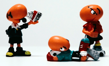 Árbitro de fútbol muestra una baraja de póker en lugar de una tarjeta / PEGGY_MARCO