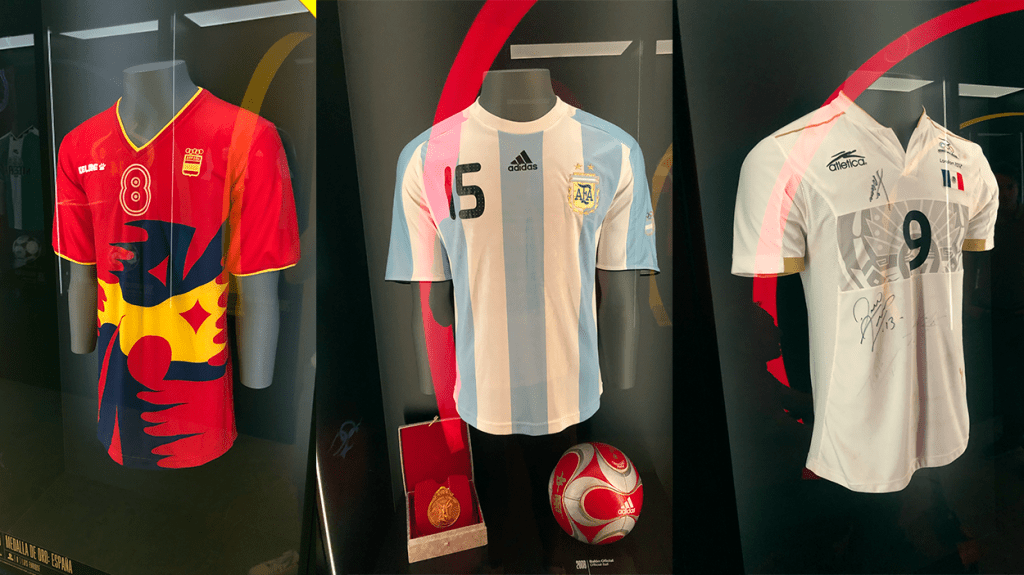 De izquierda a derecha, las camisetas de los campeones olímpicos de Barcelona 1992 (España), Beijing 2008 (Argentina) y Londres 2012 (México), en el museo Legends / PdF