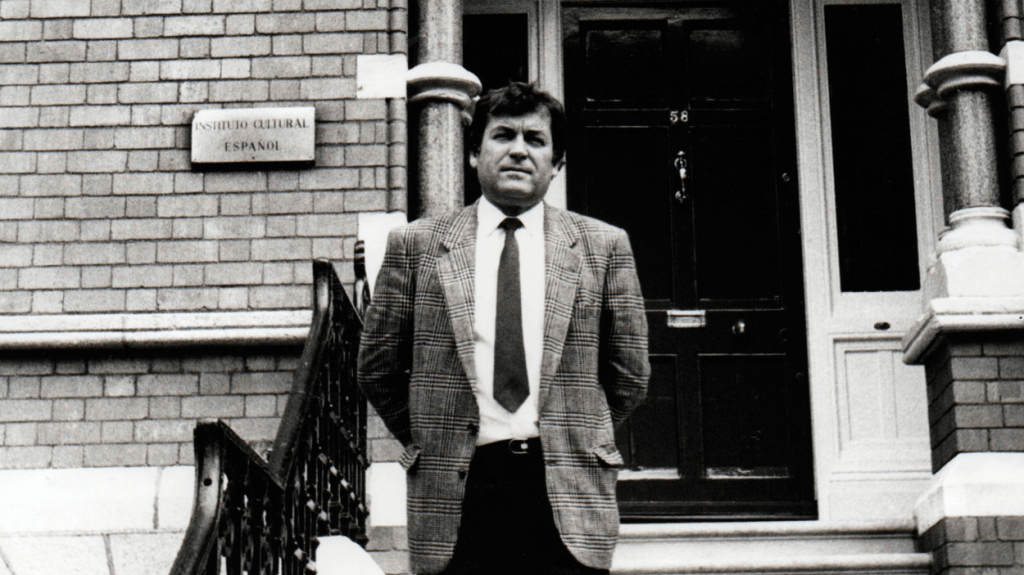 José Antonio Sierra, delante del Instituto Cultural Español de Dublín