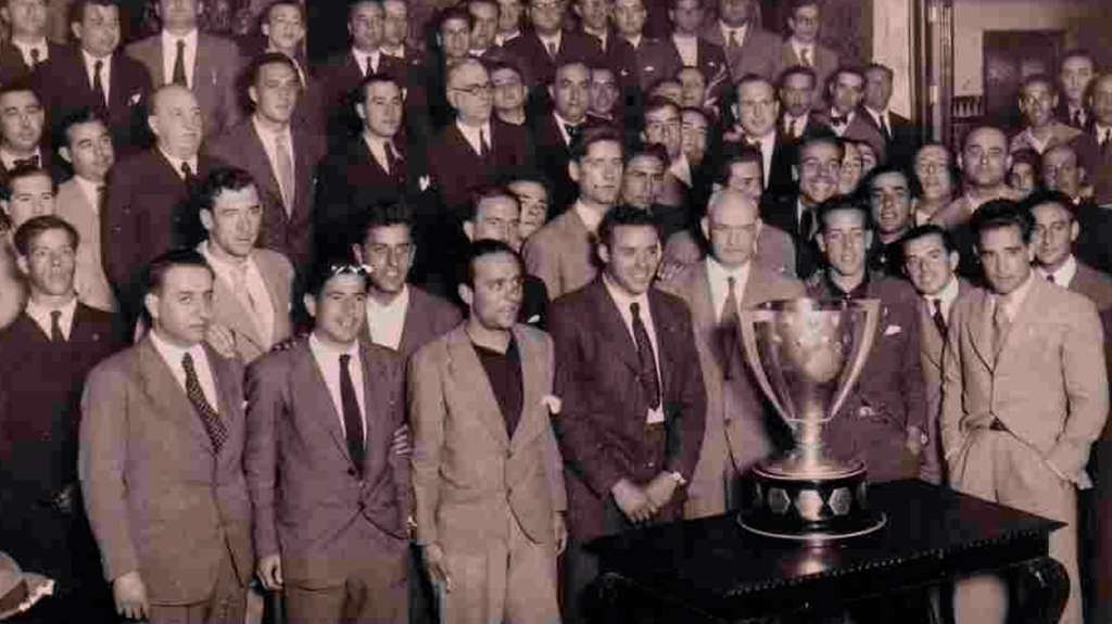 Patrick O'Connell, con el equipo del Betis campeón de la Liga 1934-35 / BETIS