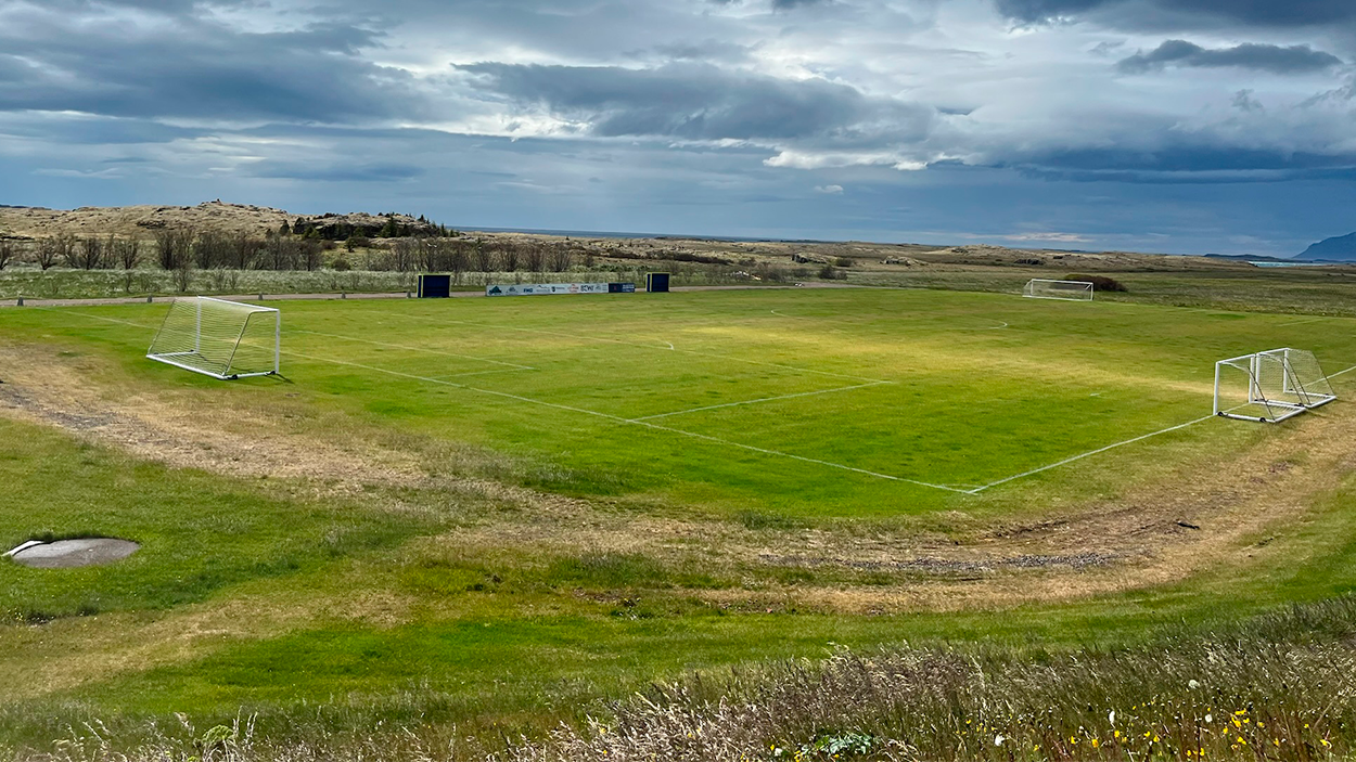 Campo de fútbol en Djupivogur, Islandia / JÚLIA MELIÀ