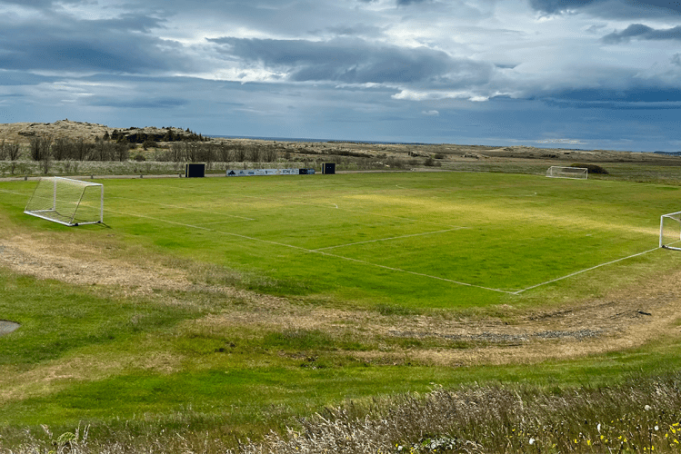 Campo de fútbol en Djupivogur, Islandia / JÚLIA MELIÀ