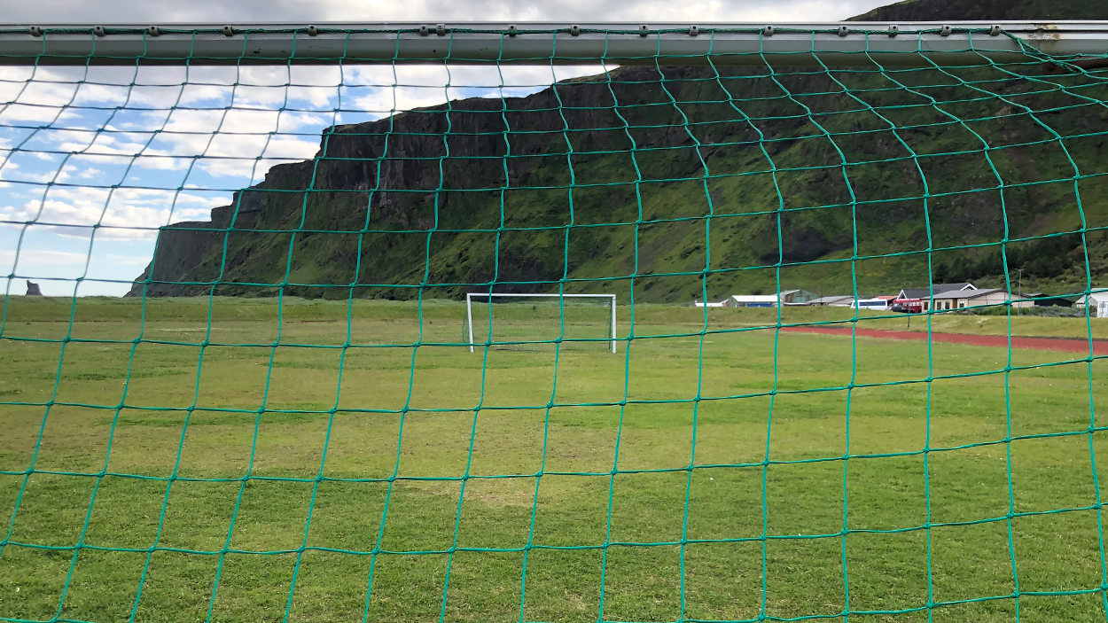 Porterías del campo de fútbol de Vik, Islandia / GERARD MATEO