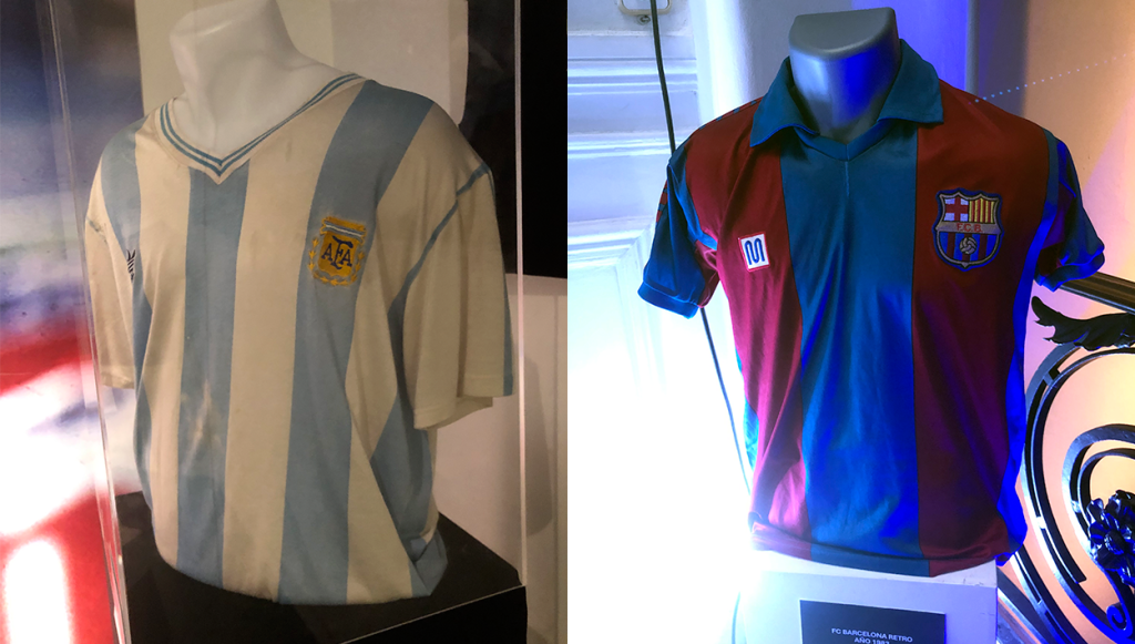 Camiseta usada por Maradona en un partido de Argentina y el uniforme del Barça (1983), dos de los objetos originales de la exposición / PdF