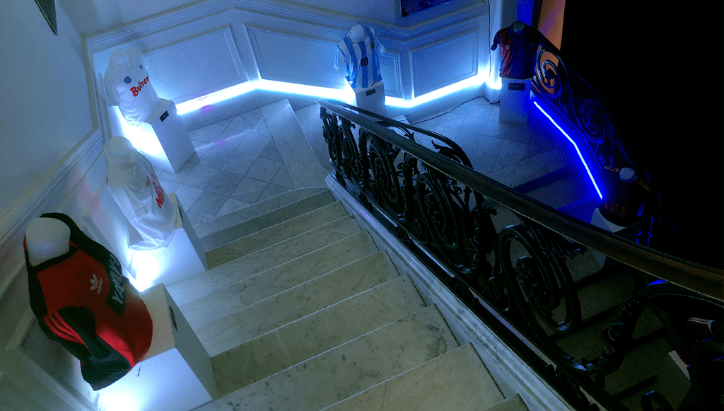 Camisetas de los equipos en los que jugó Maradona, expuestas en la muestra 'Diego vive' / PdF