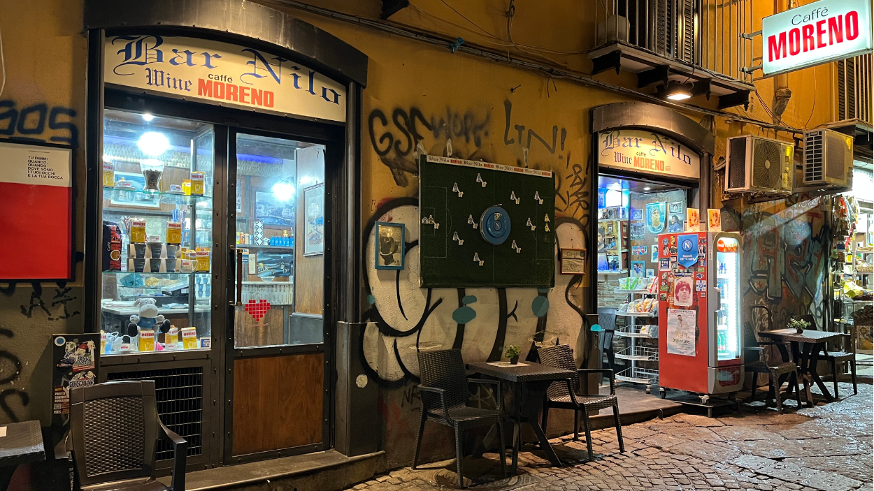 El Bar Nilo, en Nápoles, guarda pelo de Maradona / JÚLIA MELIÀ