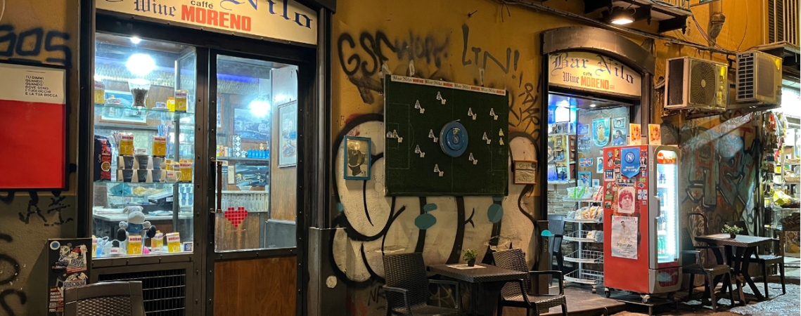 El Bar Nilo, en Nápoles, guarda pelo de Maradona / JÚLIA MELIÀ