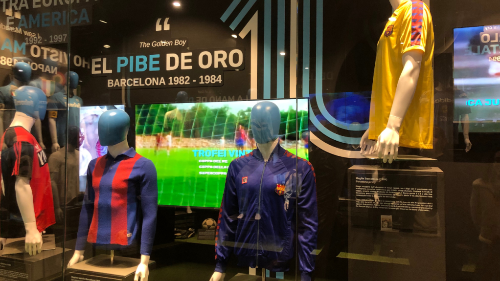 Camisetas de Maradona del Barça y de NOB / GERARD MATEO