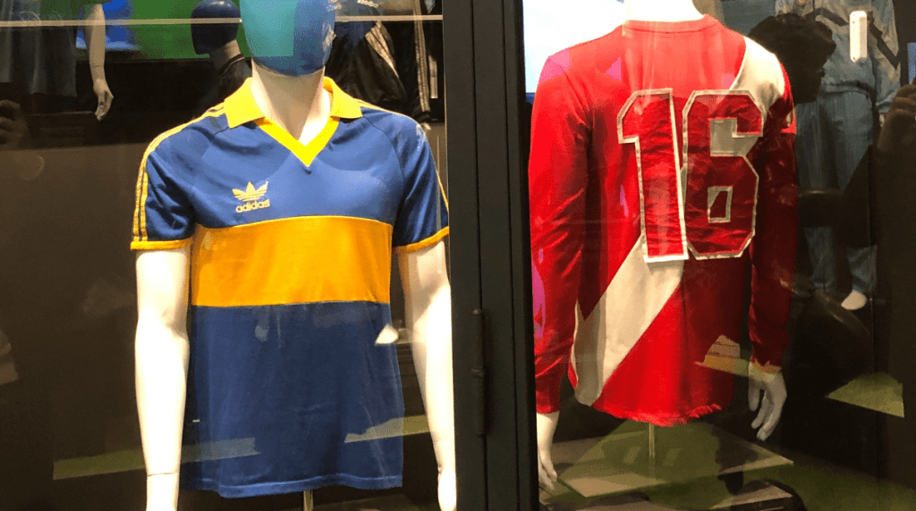 Camisetas de Maradona de Boca y Argentinos Juniors / GERARD MATEO