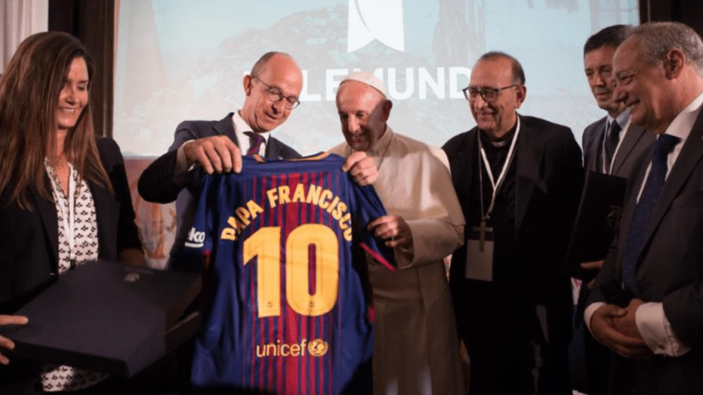 Francisco recibe una camiseta del FC Barcelona / FC BARCELONA