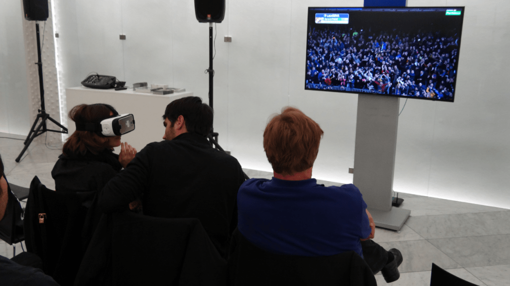 Una aficionada ve un partido de fútbol con gafas de realidad virtual (VR) o realidad inmersiva / Gerard Mateo