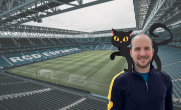 El autor del artículo, con un gato negro delante del campo del Espanyol